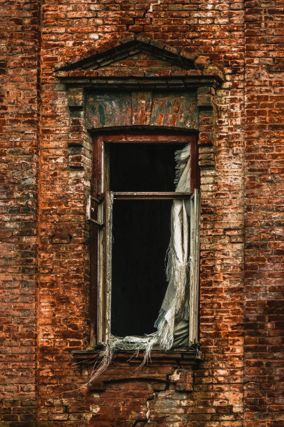 一个废弃的红砖房子的窗户图片下载