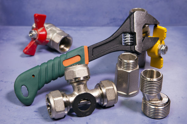 水管件和活动扳手图片下载