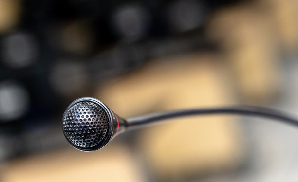 在电脑室的麦克风，讲话者通知听众的背景不聚焦，选择性聚焦麦克风图片下载