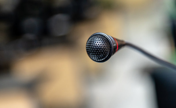 在电脑室的麦克风，讲话者通知听众的背景不聚焦，选择性聚焦麦克风图片下载