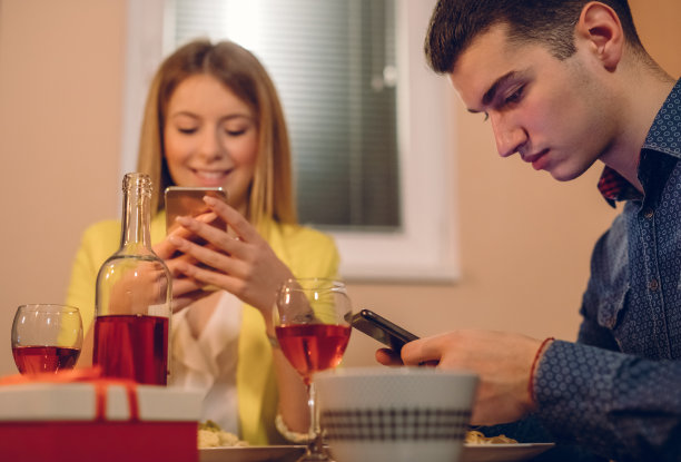 情侣在浪漫晚餐时打电话图片下载