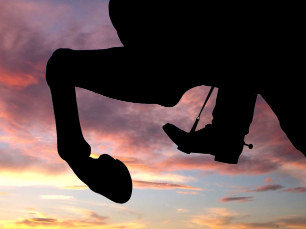 马镫中的马腿和骑手的腿的剪影图片下载