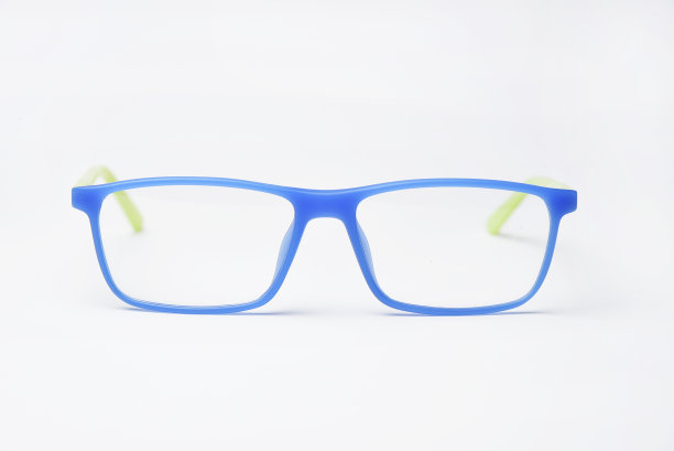 儿童塑料眼镜框架。为光学商店和商店，眼科诊所的设计模拟。眼镜用于阅读和测距，矫正视力。图片下载