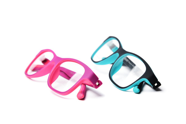 儿童塑料眼镜框架。为光学商店和商店，眼科诊所的设计模拟。图片下载