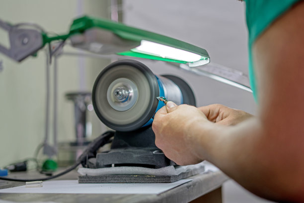 师傅把机器剪刀磨得很锋利图片下载