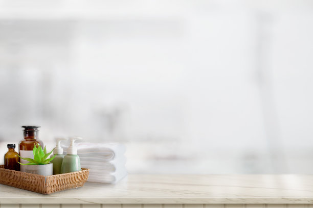 陶瓷洗发精或肥皂，毛巾放在大理石台面上，浴室背景上有复印空间。图片下载