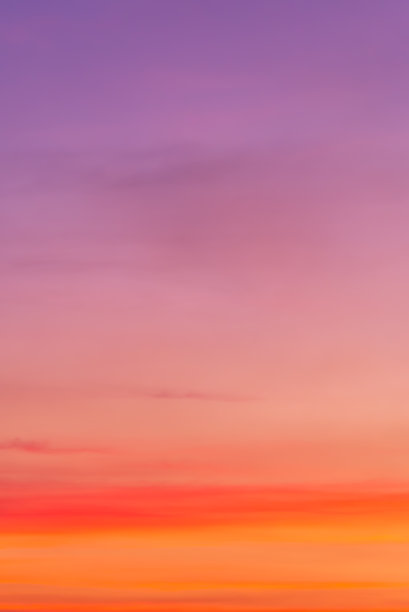 色彩丰富的天空-多云的天空和橙色光的太阳通过云与复制空间图片下载