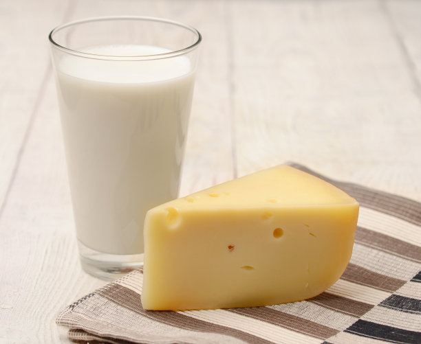 桌上有一杯牛奶和一块奶酪图片下载