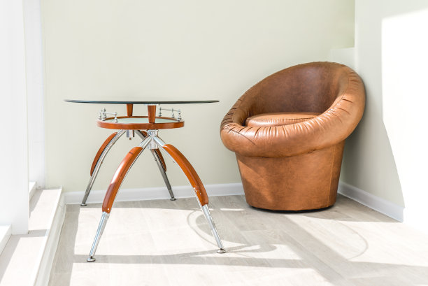 阳台上有椅子和桌子的照片图片下载