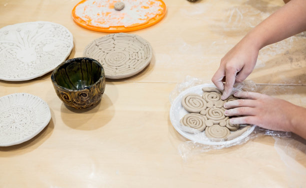 孩子们用粘土塑造的手。孩子们的创造力。从陶土工艺品。粘土建模课程图片下载