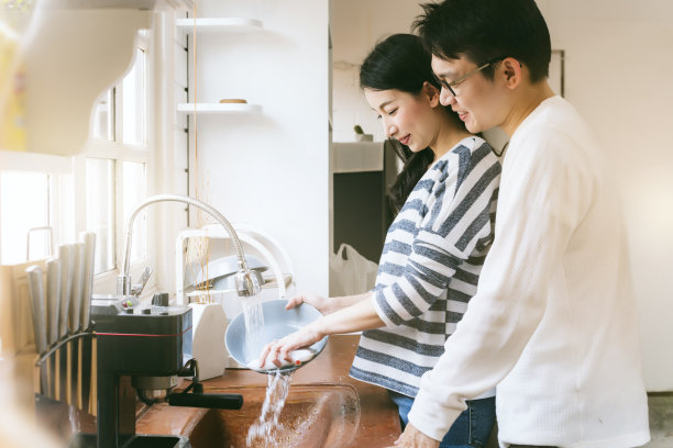 魅力夫妻夫妻亚洲家庭用微笑和幸福一起洗碗厨房家庭理念图片下载