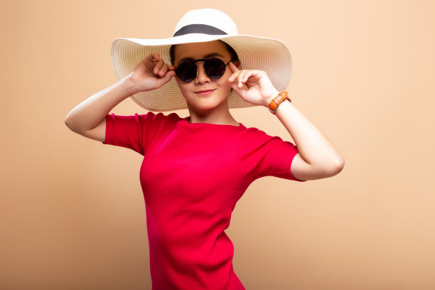 肖像女人戴着大帽子孤立在棕色米色背景图片下载