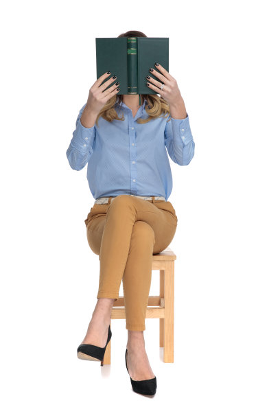 迷人的聪明随意的女人阅读而坐图片下载