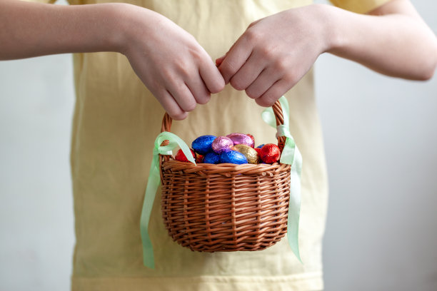 孩子们手里拿着装满巧克力的复活节彩蛋。图片下载