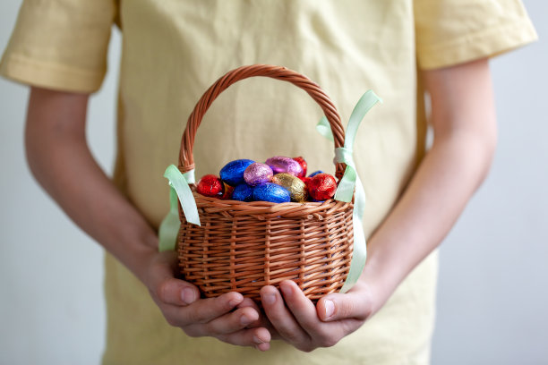 孩子们手里拿着装满巧克力的复活节彩蛋。图片下载