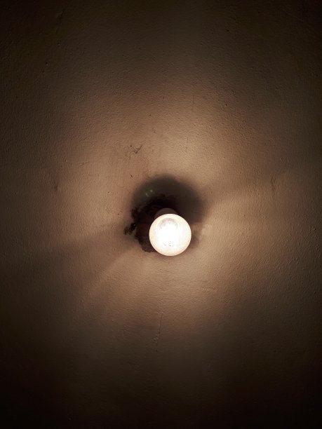 灯泡在黑暗中发光图片下载