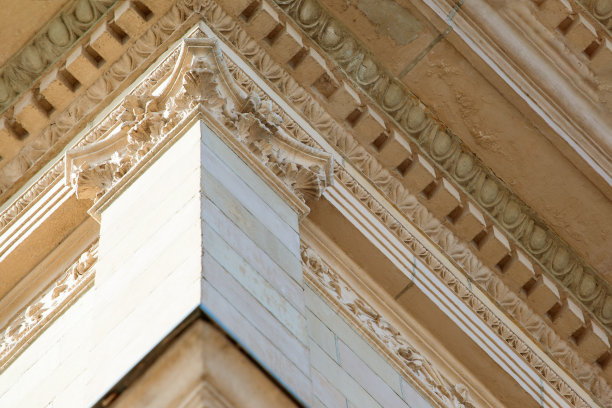 一部分经典的faÃ§ade的米色历史建筑与浮雕图片下载