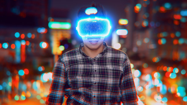 在城市背景下戴着虚拟现实眼镜的人图片下载