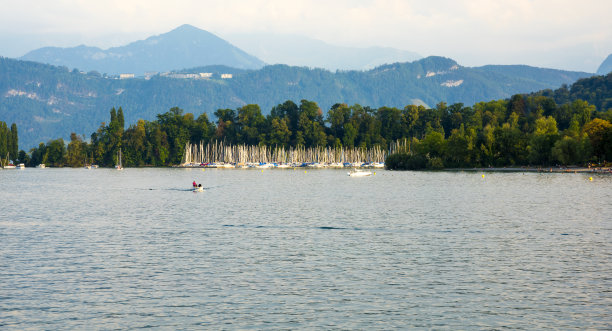 瑞士日内瓦湖滨码头上的帆船图片下载