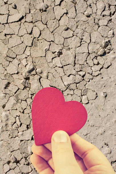 红心形状的物体作为情人节的概念图片下载