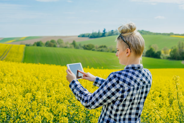 女性农民使用平板电脑图片下载