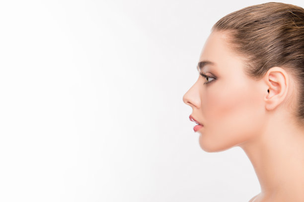 侧视图肖像有吸引力的女人的脸在白色的背景图片下载