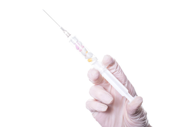 流行病提升研究实验室胰岛素面临床医院概念。近距离生活照片的手穿着一次性手套拿着注射器与不同的许多药丸。孤立在背景图片下载