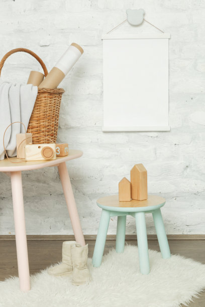 色彩柔和的儿童房，木制玩具，家具和墙上空白的白色海报装饰得很好图片下载