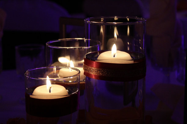 用桌子上的烛台点燃蜡烛图片下载