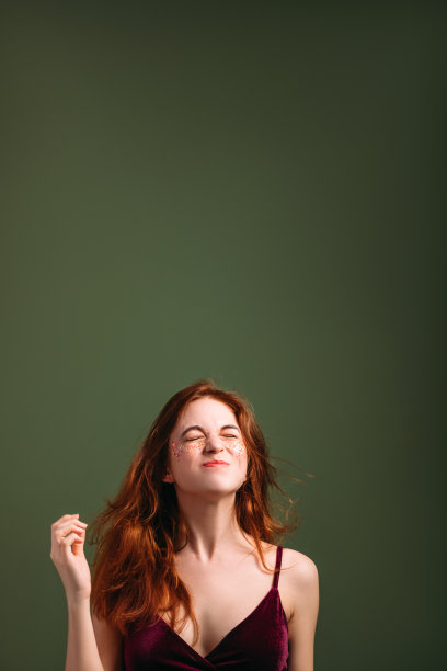 情感表达希望期待年轻女性图片下载