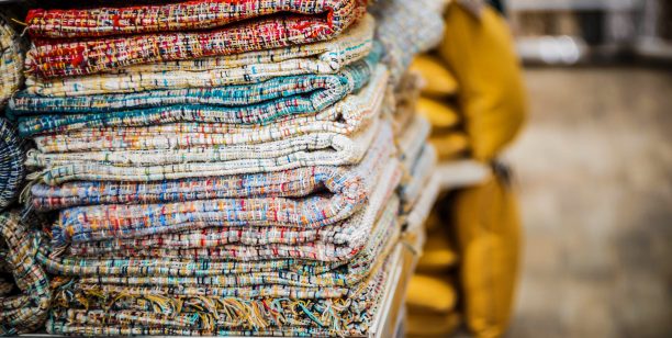 纺织品商店里五颜六色的杂色织物。亚麻的事情。图片下载