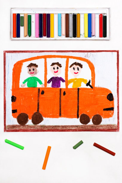 彩色的图画:里面有快乐的孩子们的巴士或校车图片下载