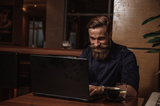 带着笔记本电脑的大胡子图片下载