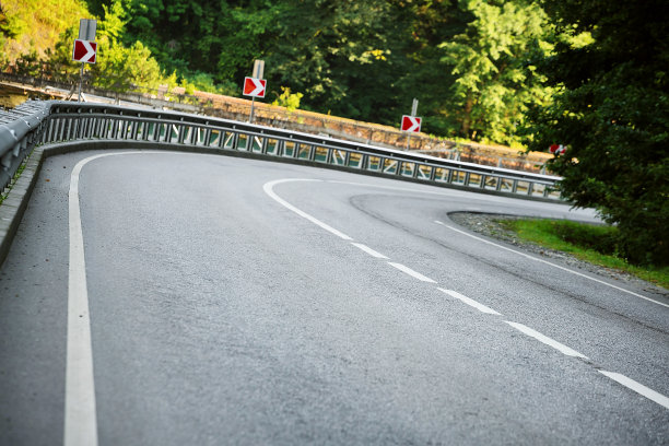 道路曲线。转弯。图片下载