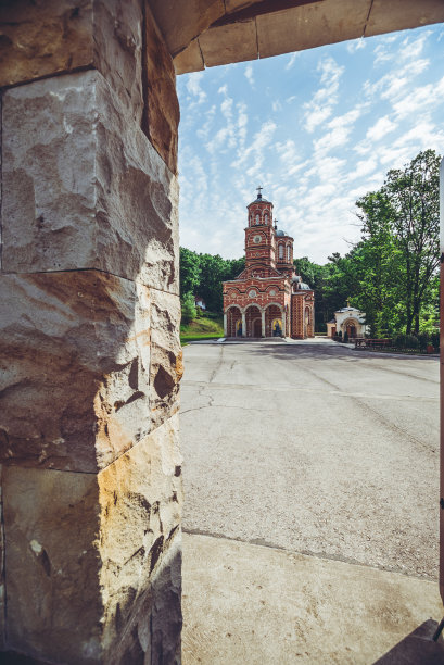 教堂的院子里图片下载