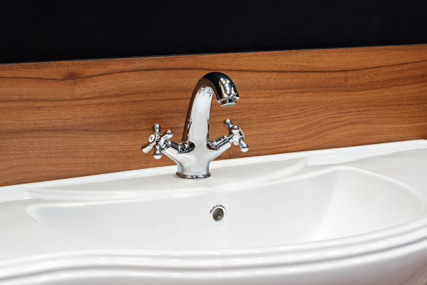 浴室黑色和红棕色木制内饰，白色水槽和复古古典风格的水龙头图片下载