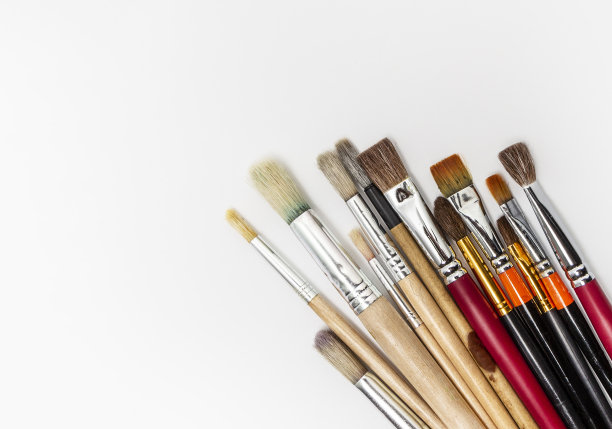 白色背景上的一组画笔图片下载