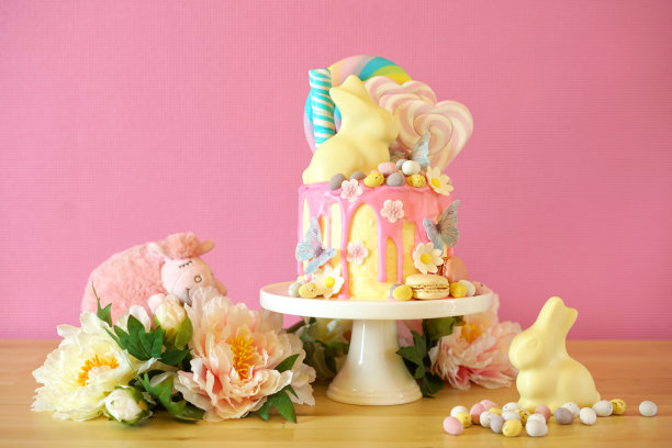 用棒棒糖和小白兔装饰的复活节滴糖蛋糕。图片下载