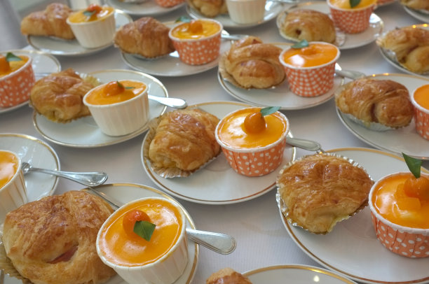 餐饮。厂外的食物。橘子蛋糕和羊角面包，图片下载