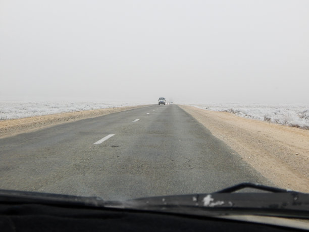 路在雾中。图片下载