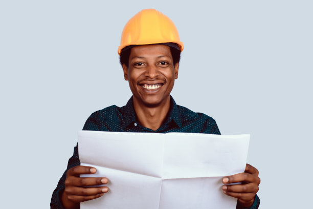 戴安全帽的美国黑人建筑师。图片下载