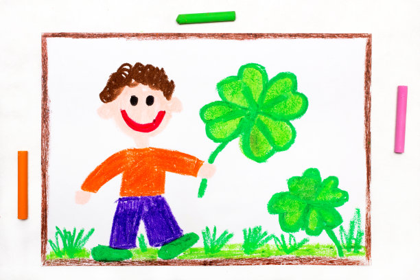 彩色图画:一个微笑的男人拿着四叶草。圣巴特里克节图片下载