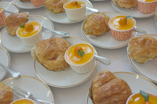 餐饮。厂外的食物。橘子蛋糕和羊角面包，图片下载