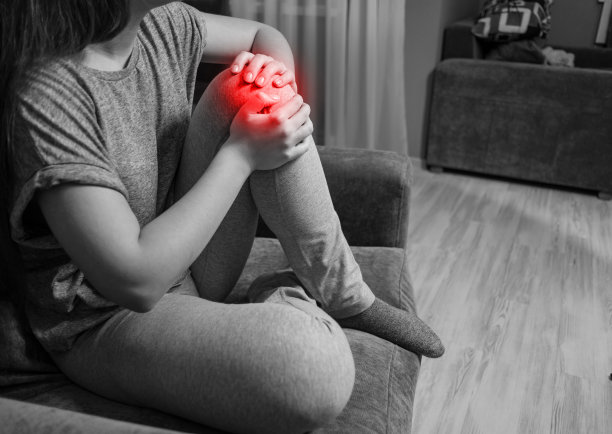 年轻女子有膝盖疼痛，黑白照片红色口音，近距离疼痛图片下载