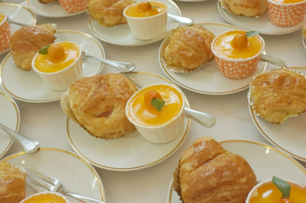 餐饮。厂外的食物。橘子蛋糕和羊角面包，图片下载