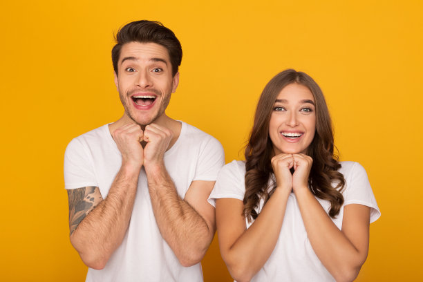 一对感情丰富的夫妇期待着一些精彩的背景图片下载