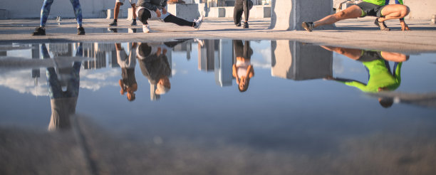 朋友们一起在建筑露台上锻炼图片下载