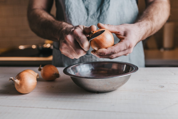 乡村风格的大气烹饪画面——男性的双手在厨房工作图片下载