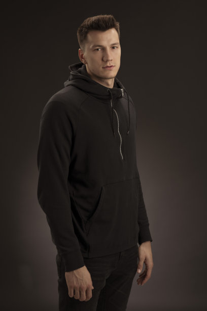 自然的美丽肖像年轻有吸引力的英俊男子肖像一个运动员图片下载