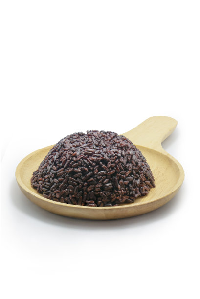 米饭放在一个圆形的木盘子里。在白色背景上。图片下载